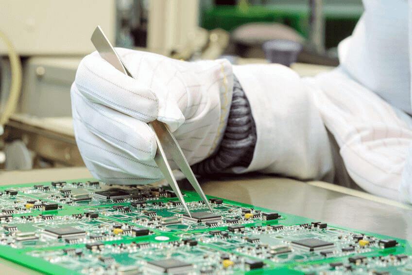 52412669_s (1) (1) Quality control and assembly of SMT printed components on circuit board in QC lab of PCB manufacturing high-tech factory